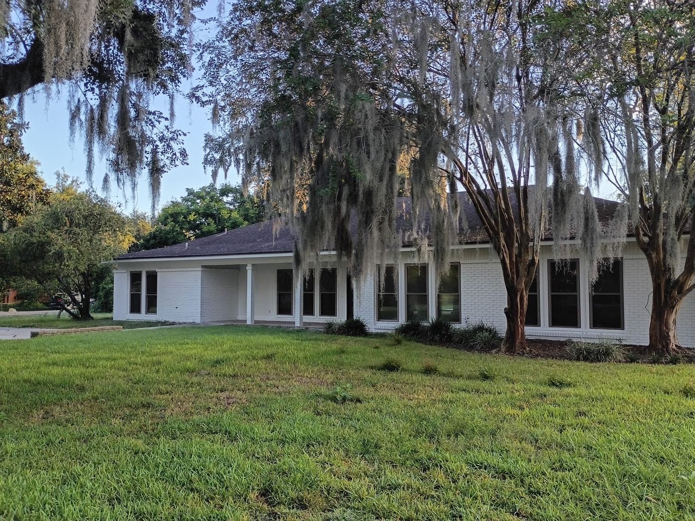 White home under live oaks and Spanish moss