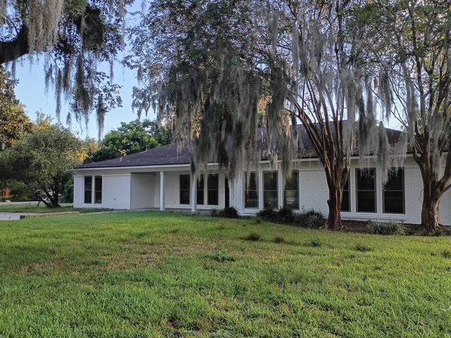 White home under live oaks and Spanish moss